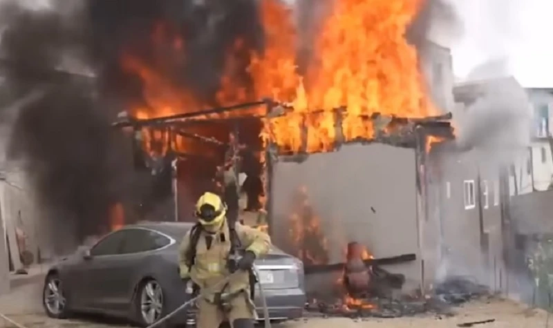 VIDEO | Krao struju kako bi napunio Teslu, zapalio auto i kuću