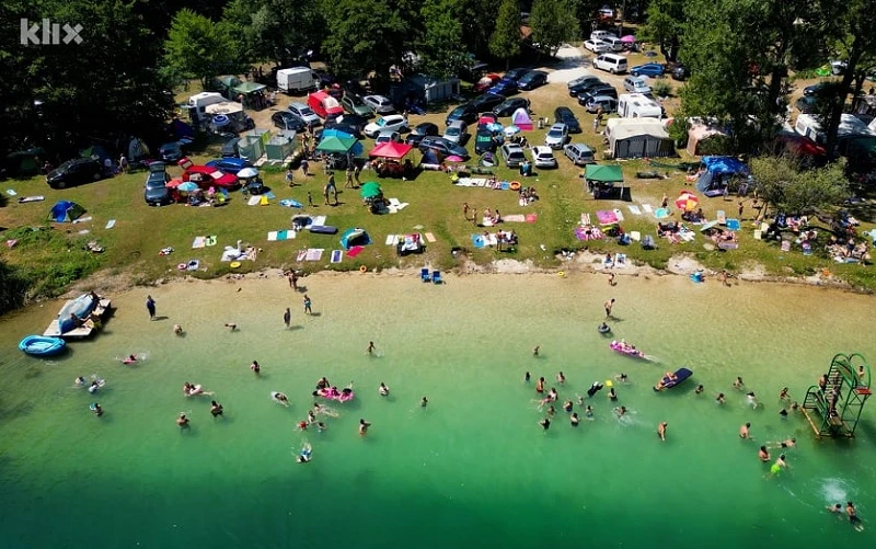 VIDEO | Boračko jezero iz zraka: Ispunjene plaže i prelijepe boje vode!