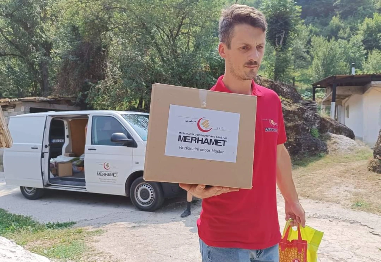 Merhamet Mostar podijelio 400 paketa pomoći