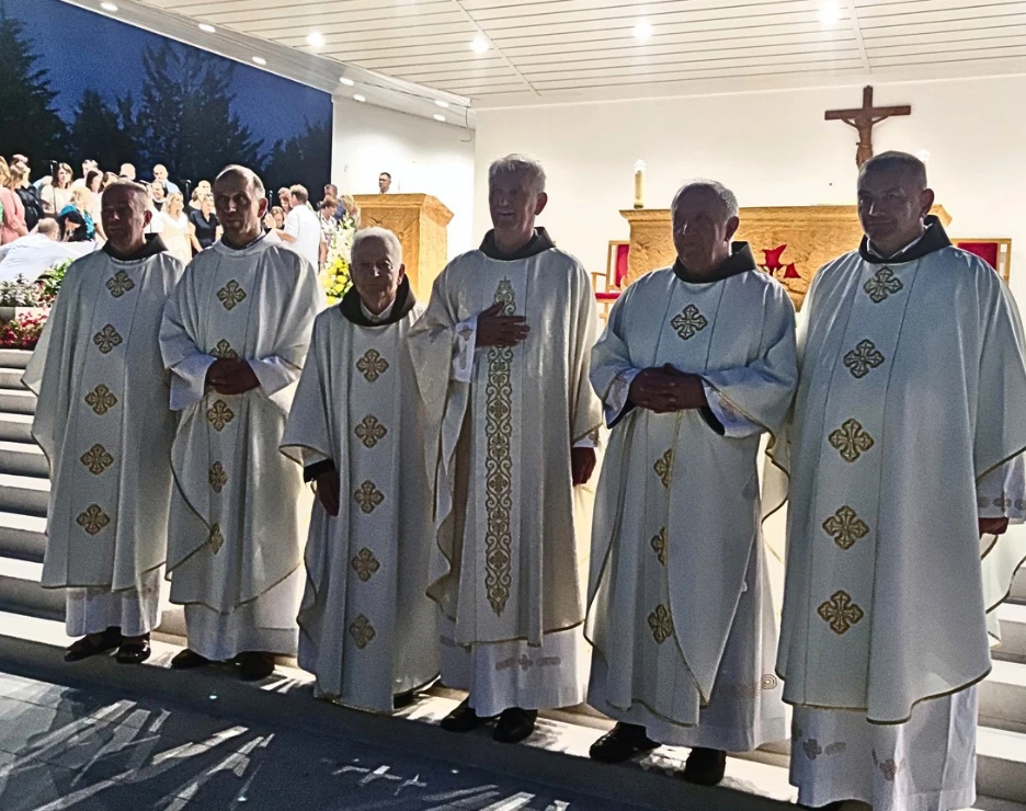 Dijamantni, zlatni i tri svećenička jubileja proslavljena na Humcu