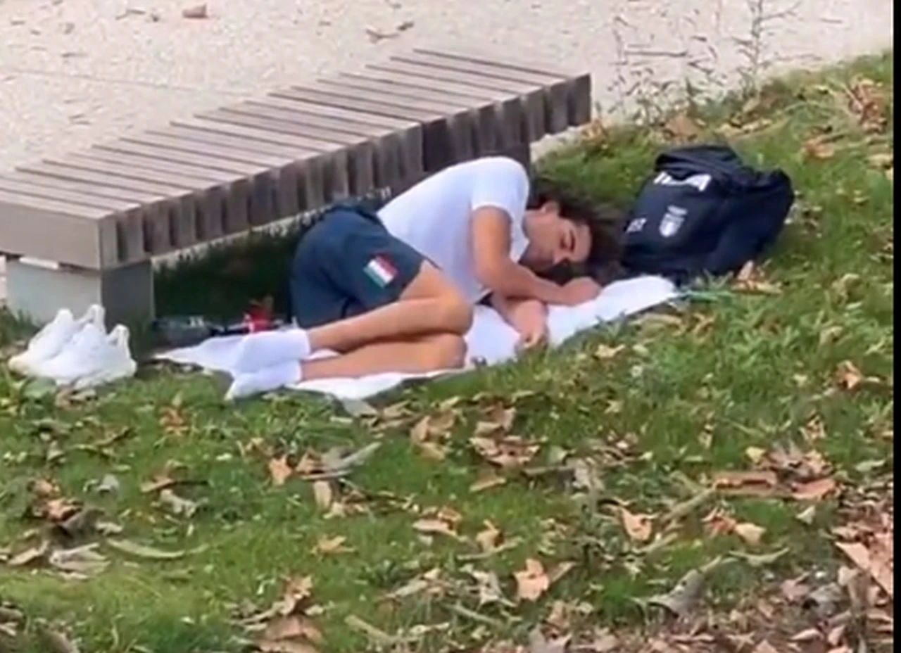 Seksi svjetski rekorder odmara u parku