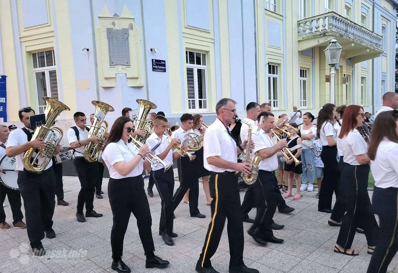 FOTO | Čapljinci uživaju u Međunarodnom ljetnom karnevalu: Glazba, šarenilo i bogat program privukli stotine