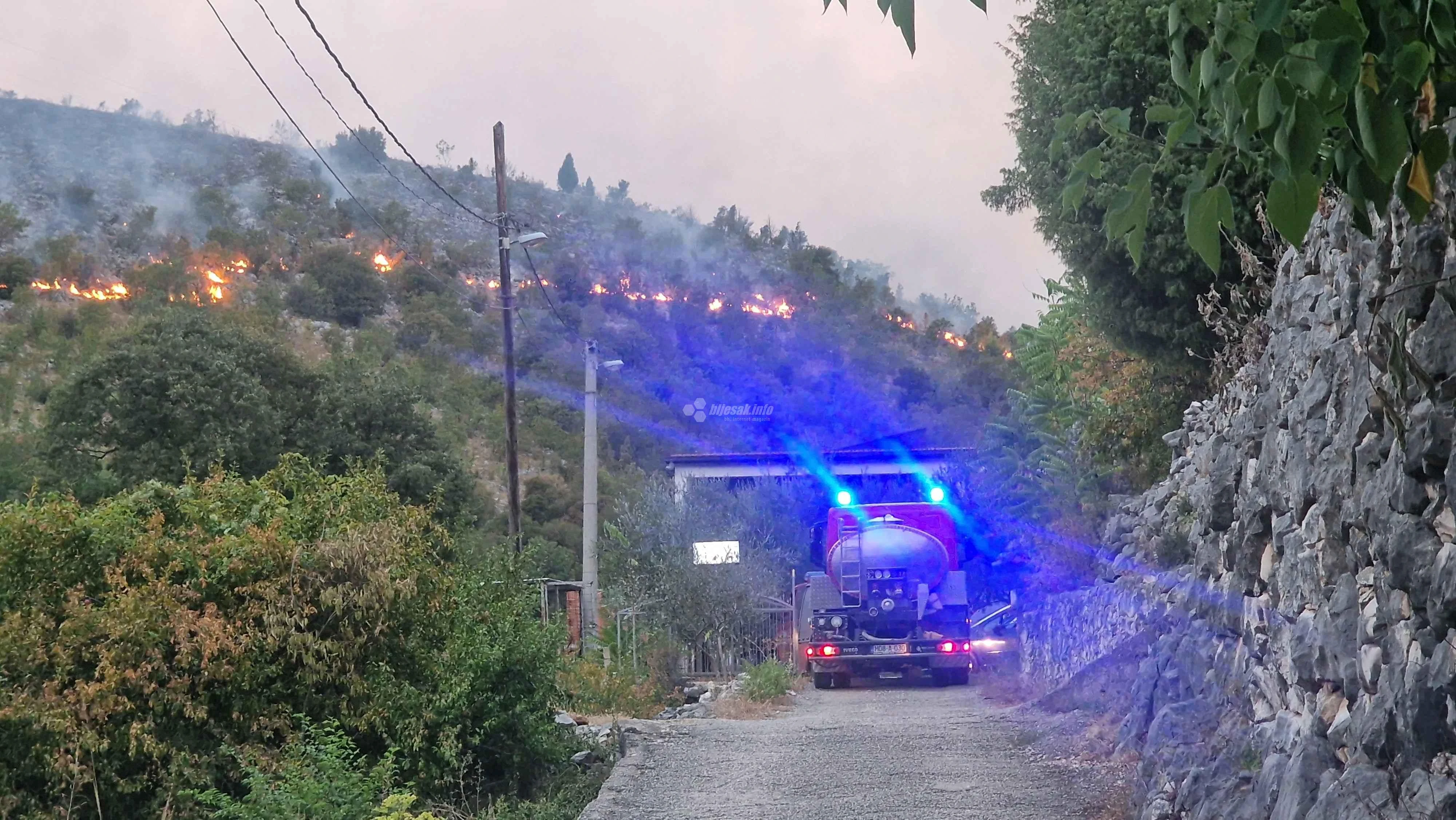 Požar kod Jasenice ugašen: Borba s vatrom na Krivodolu i dalje traje