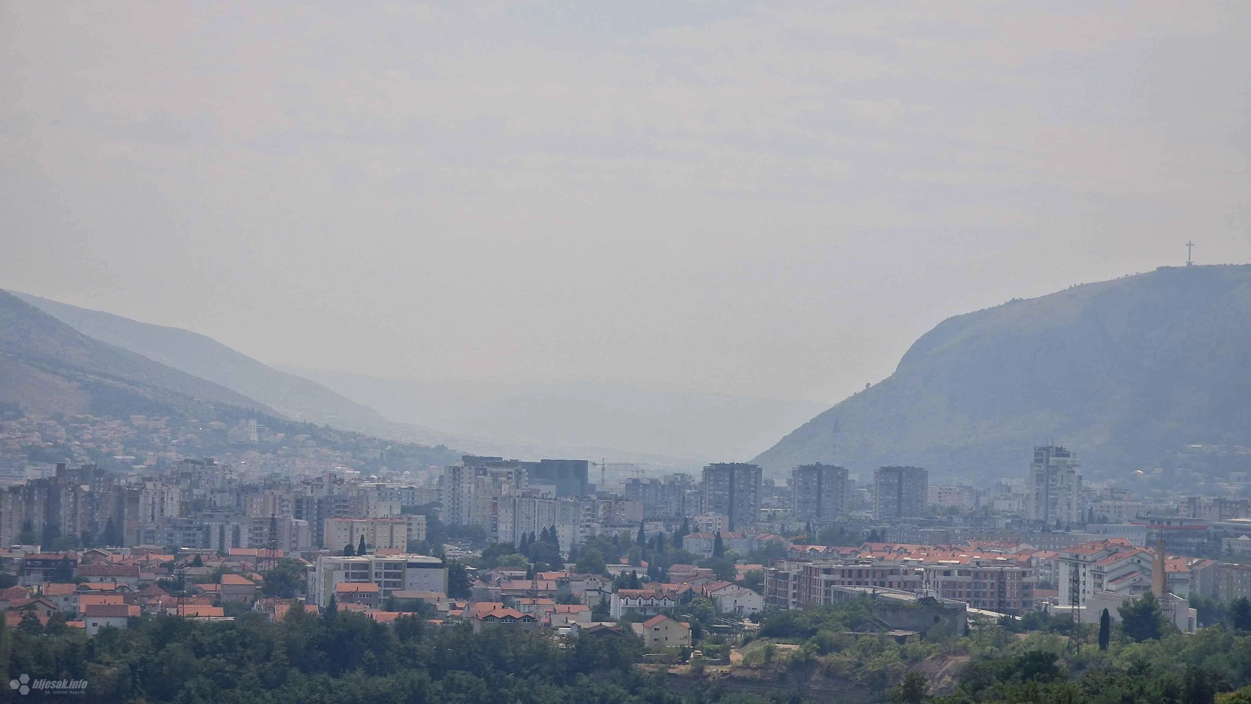 Dim pokrio nebo iznad Mostara