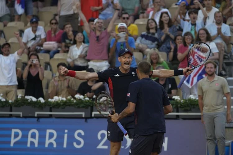 VIDEO I Spašavajući meč lopte, Murray  i Evans došli do četvrtfinala