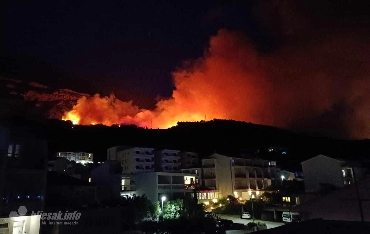 FOTO | U Tučepima izbio ogroman požar, na terenu veliki broj vatrogasaca