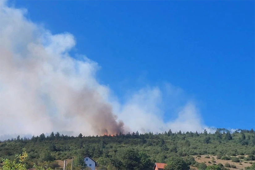 Drvar: Vatra prijeti kućama