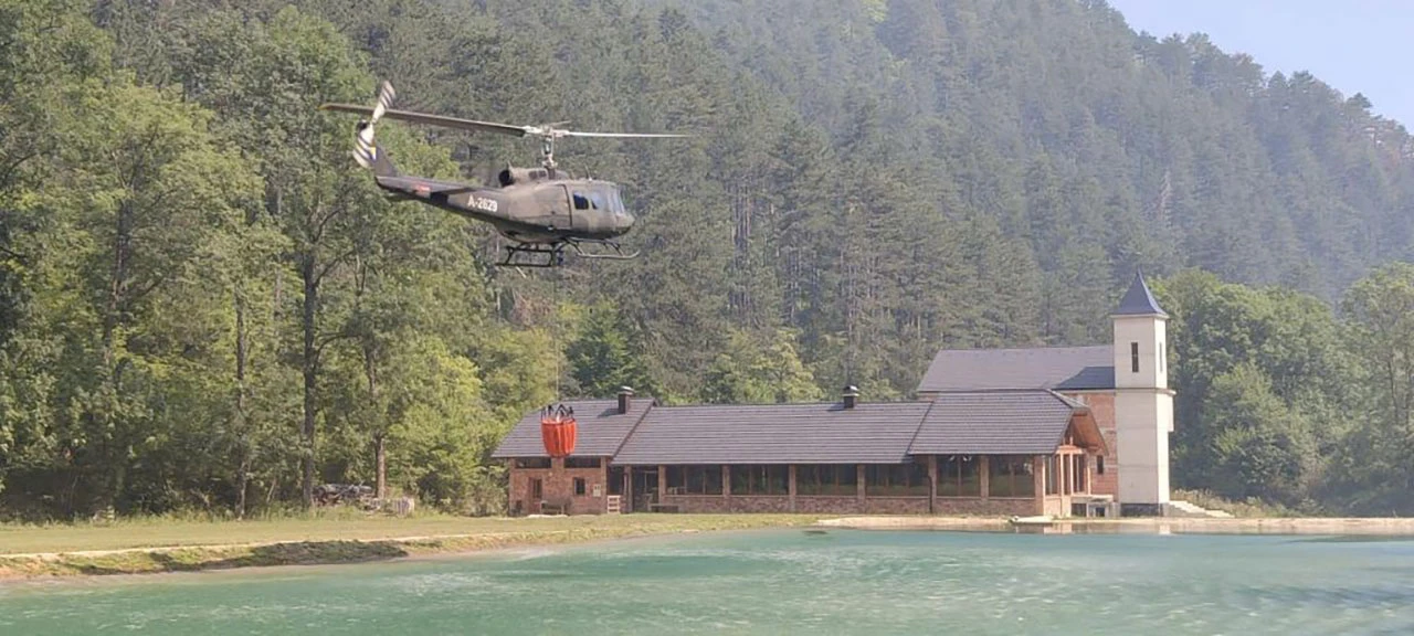 Helikopteri Oružanih snaga od jutarnjih sati gase požar u blizini Bugojna