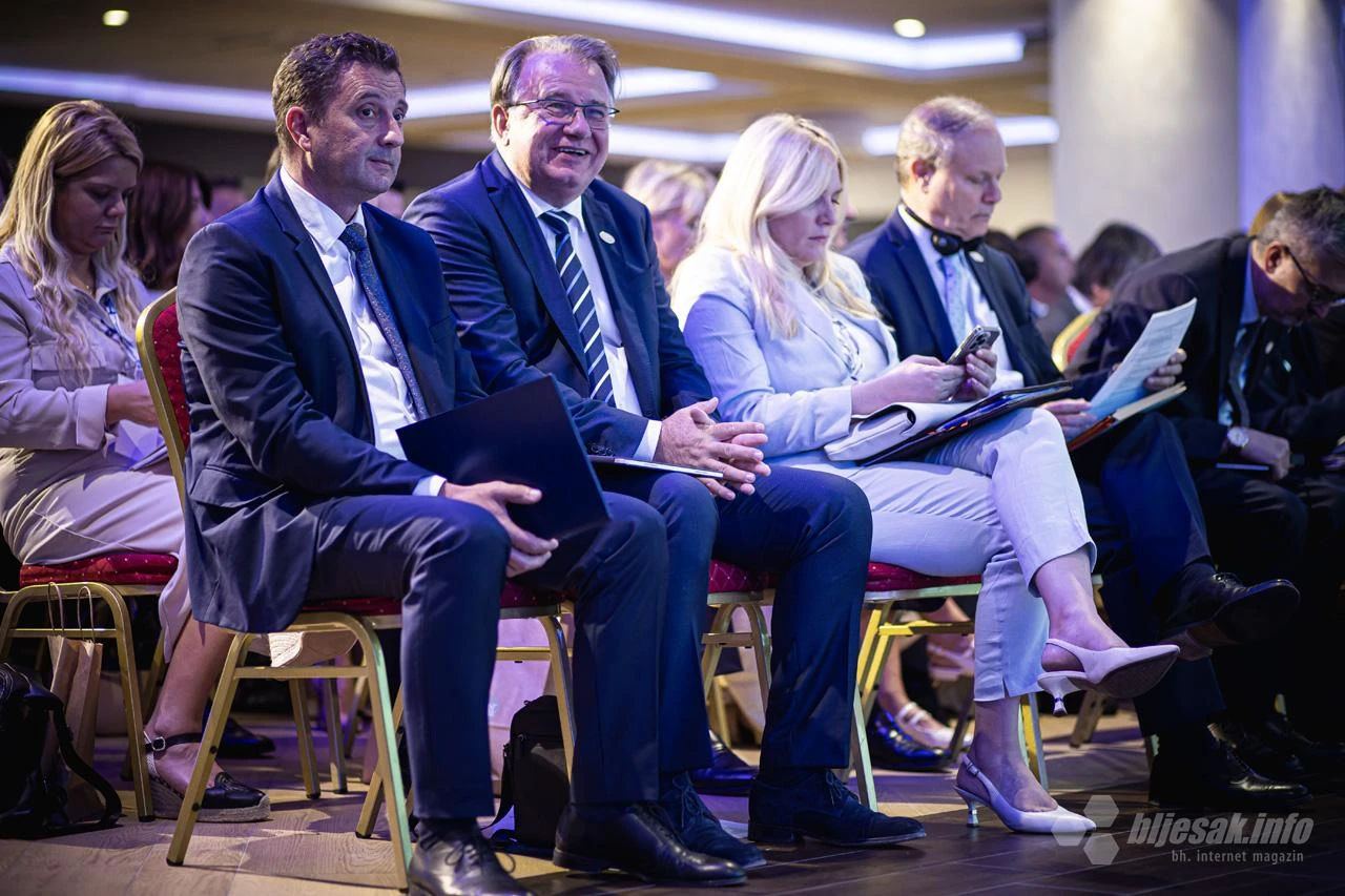FOTO Konferencija u Mostaru: Umjesto zarobljenosti u prošlost oslobodimo potencijale budućnosti