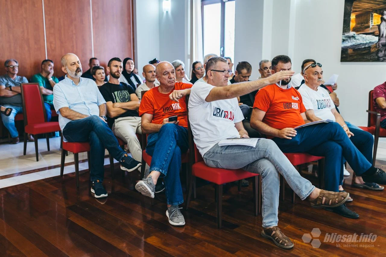 VIDEO Nakon ''teških riječi'' prekinuta Javna rasprava o deponiji Uborak; Izveden i eksperiment