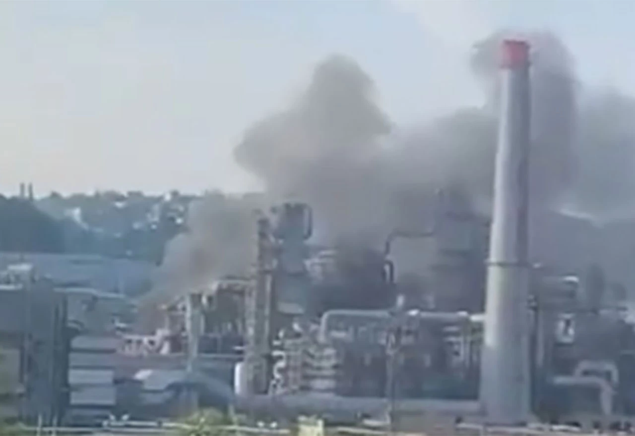 VIDEO | Veliki ukrajinski napad na Rusiju: Gori rafinerija i vojni aerodrom