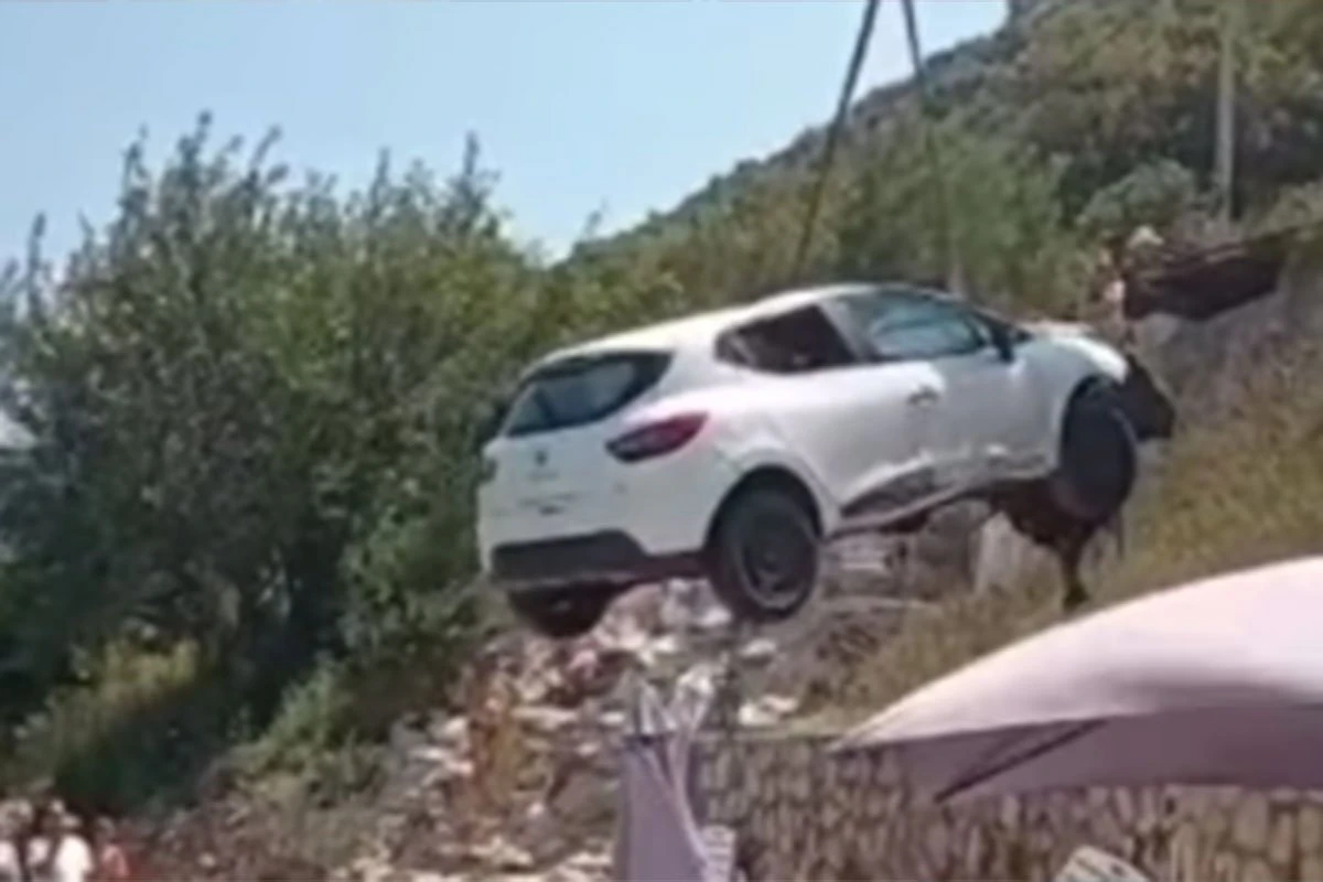 Automobil 'proletio' na plažu punu kupača u Crnoj Gori