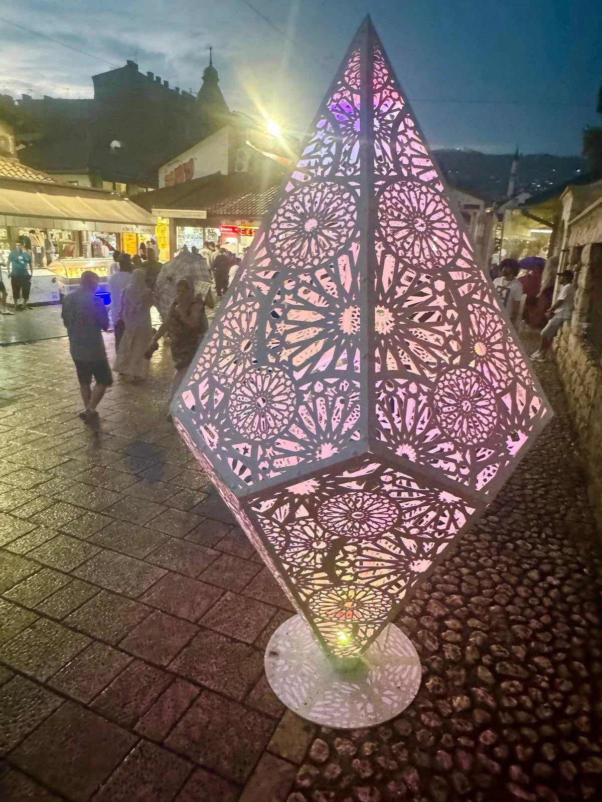 Nije izdržao ni 24 sata - ''Sarajevski dijamant'' se uklanja nakon silnih kritika