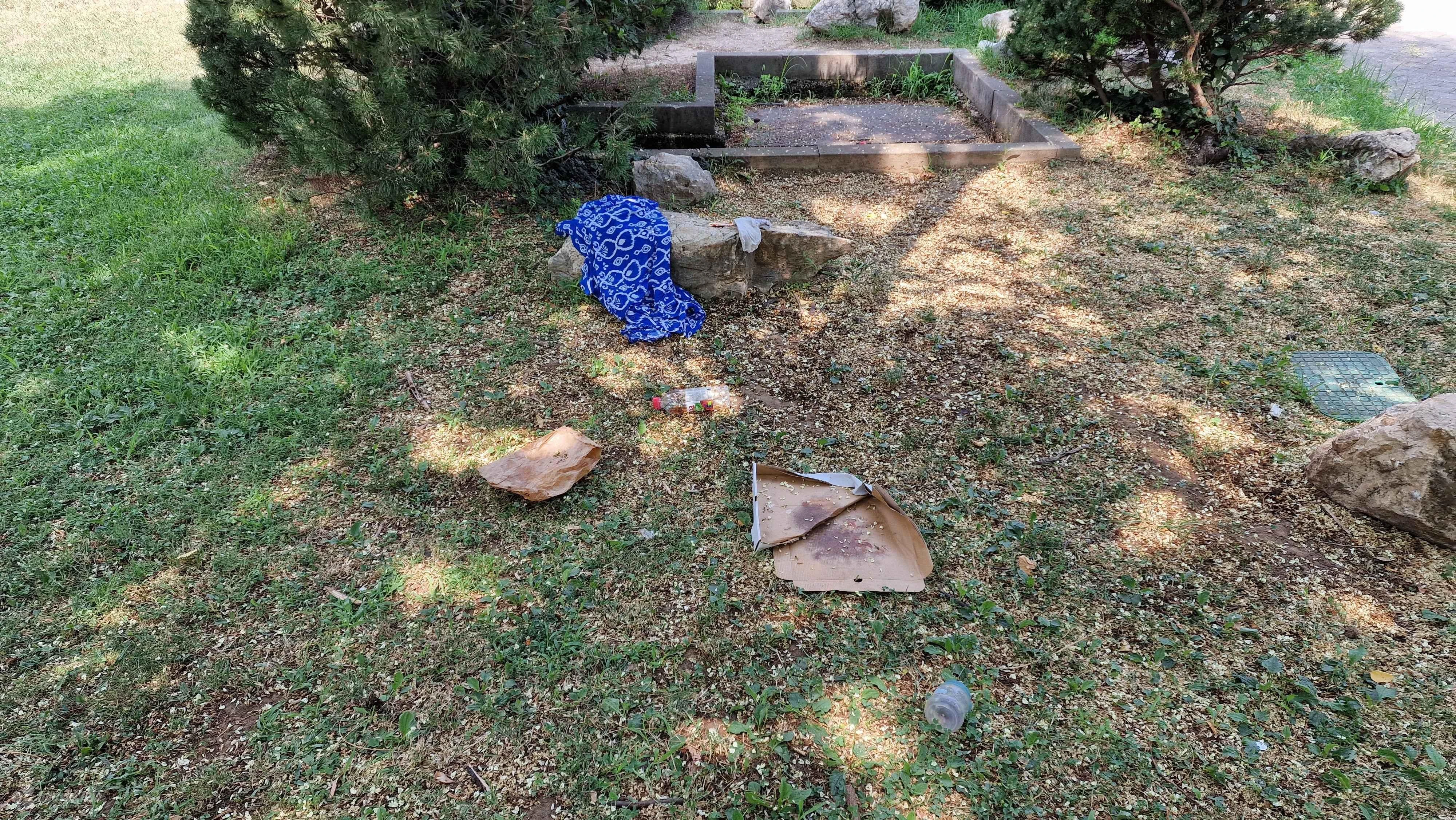 FOTO | Deka, hlače, tene, kutije: Smeće ostavljeno u mostarskom parku Zrinjevac