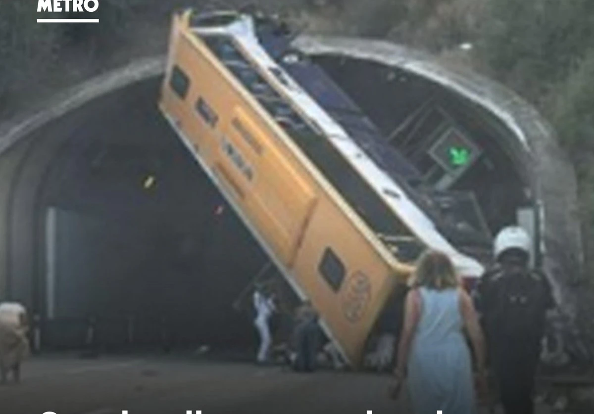 Autobus zapeo na izlazu iz tunela u skoro okomitom položaju