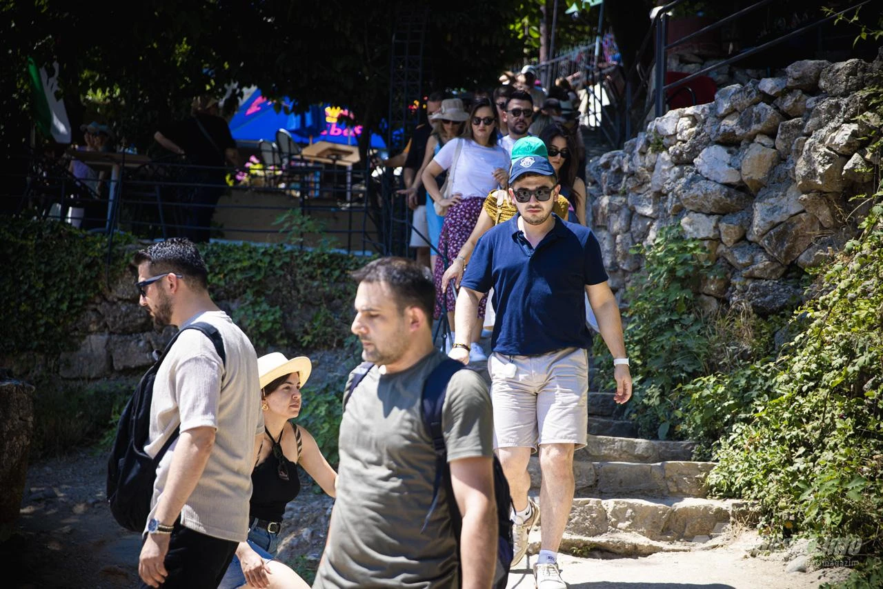 Mostarska žega i hrabri turisti: Osvježenje se traži u Neretvi 