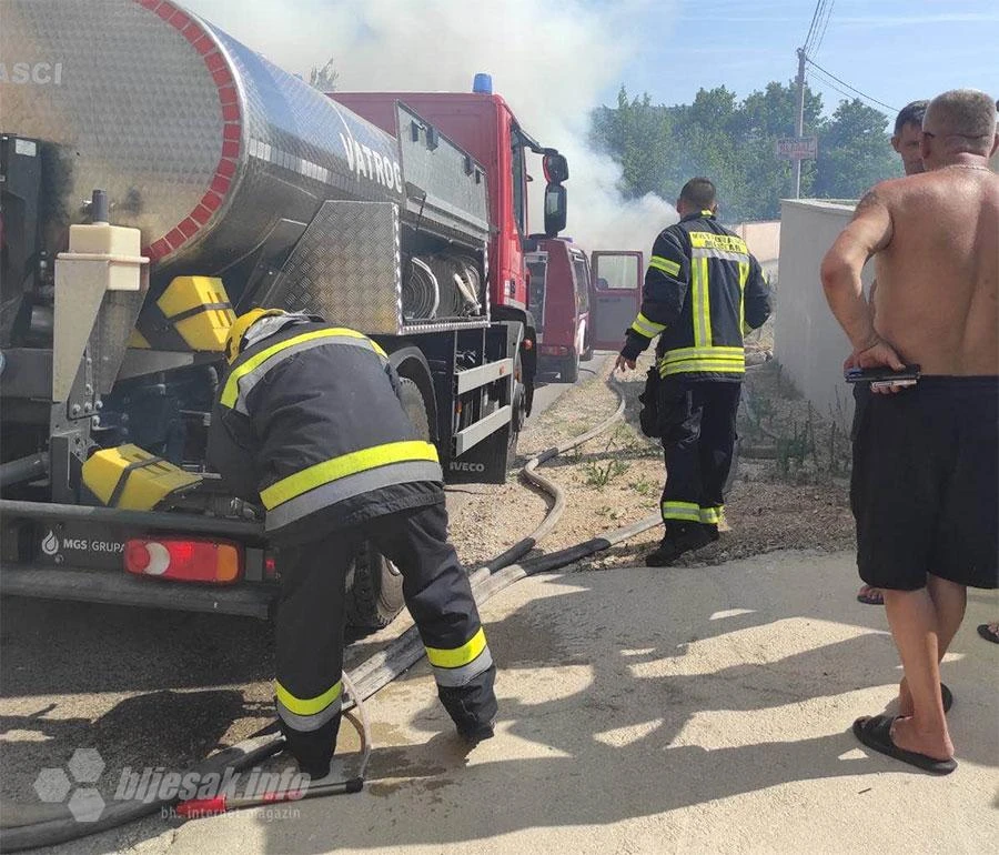 VIDEO | Mostarski vatrogasci u akciji: Požar na trafostanici i automobilu