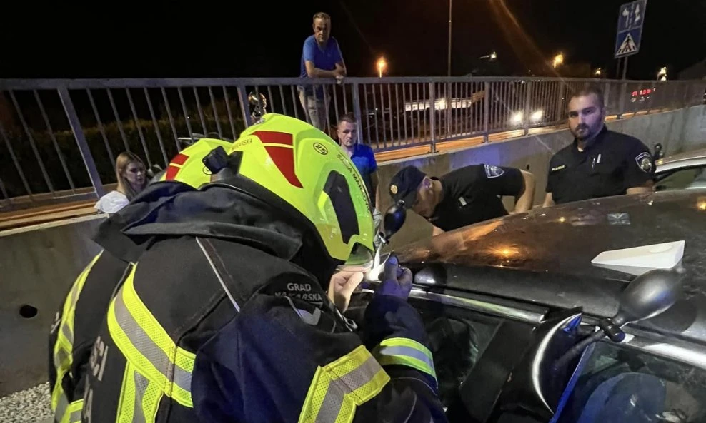 Dijete ostalo zaključano u autu na parkingu trgovačkog centra u Makarskoj