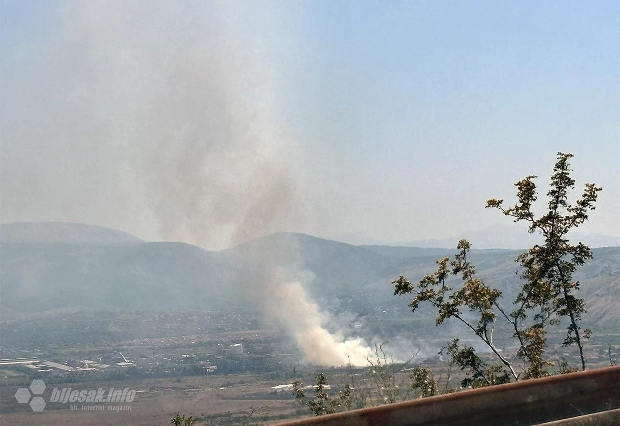 FOTO | Mostar: Požar guta raslinje na Jasenici
