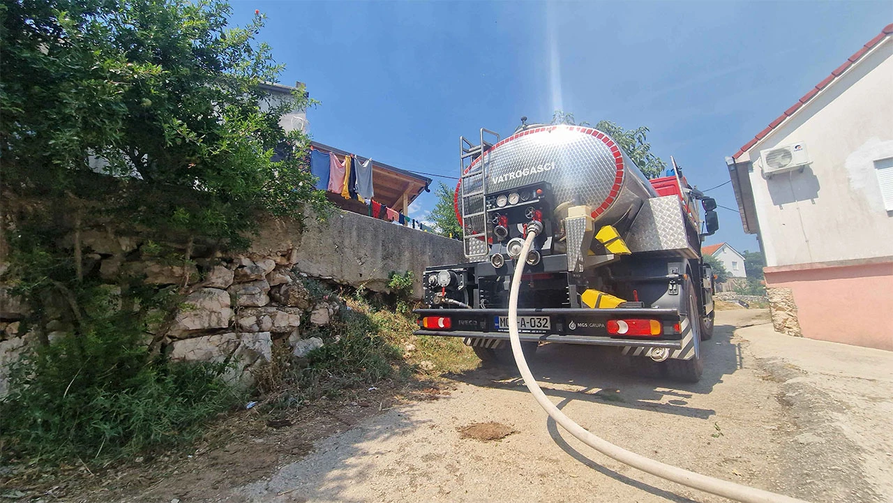 Požar na Kozicama: Vatrogasci brane kuće i benzinsku crpku