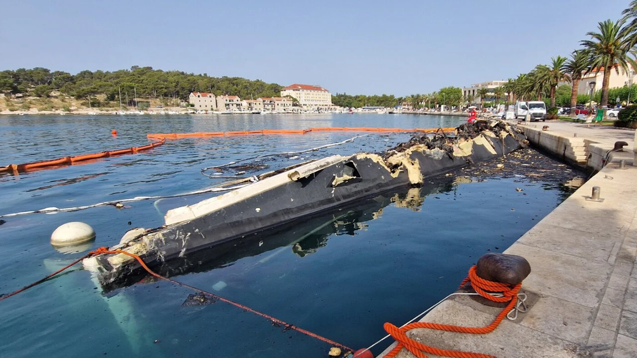 Kreće izvlačenje izgorjele jahte u Makarskoj