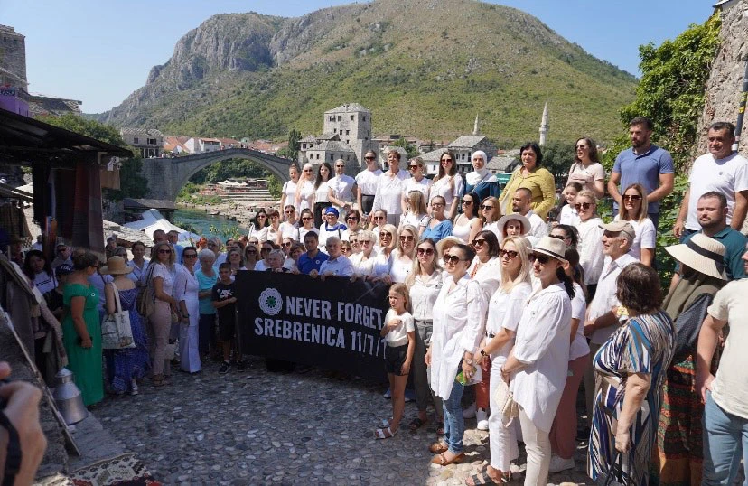 Podjelom cvjetova Srebrenice i mirnom šetnjom u Mostaru obilježena godišnjica genocida