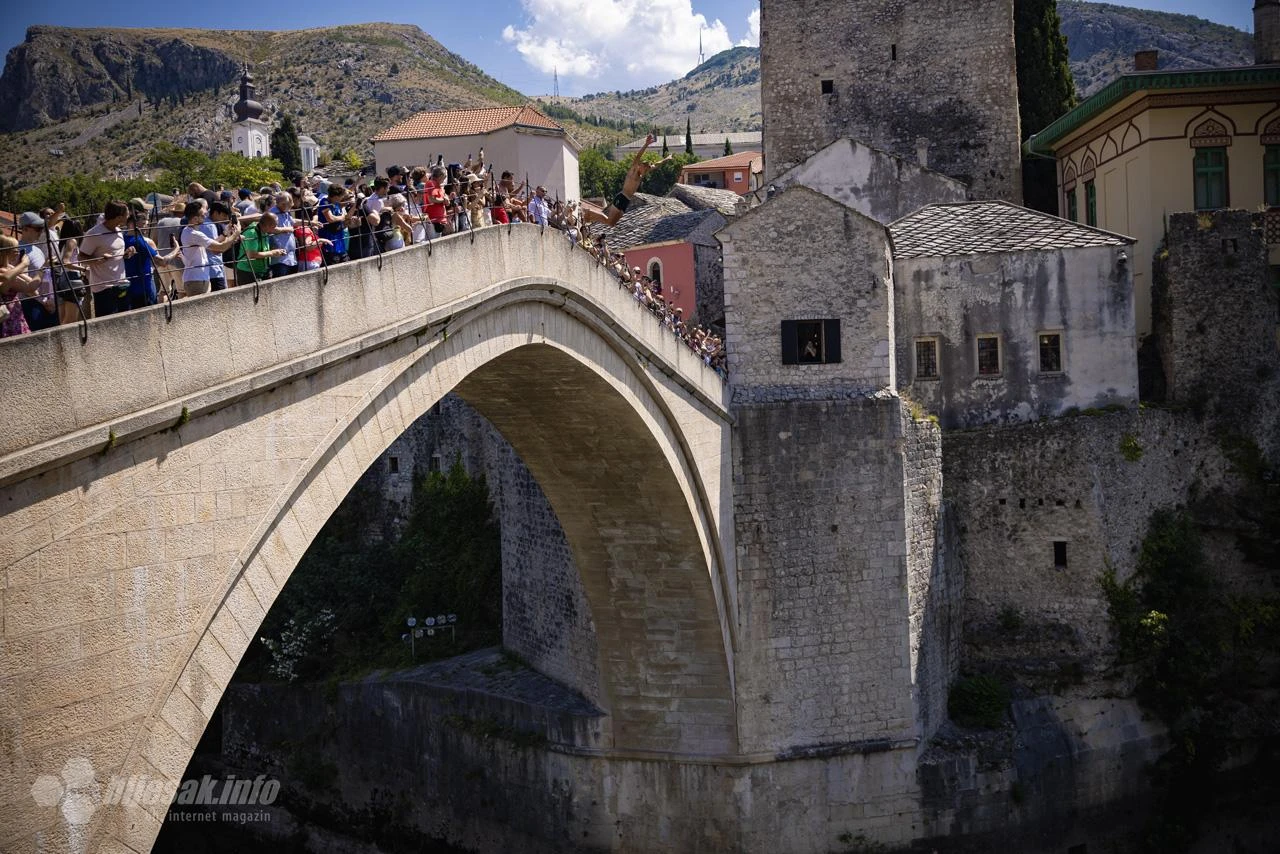 Mostar: Skok bez aplauza u znak sjećanja na Srebrenicu
