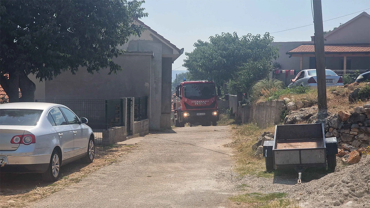 Požar na Kozicama pod kontrolom: Kuće van opasnosti