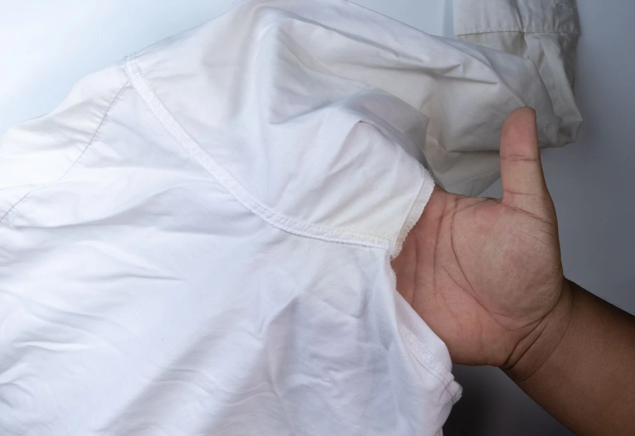 Muku mučite sa žutim mrljama na majicama? Donosimo 5 načina kako ih ukloniti