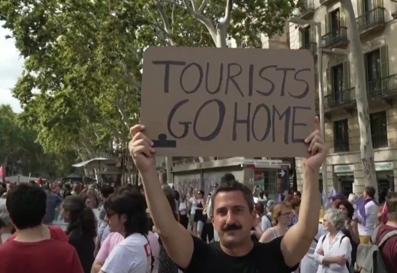 Prosvjednici vodom špricali turiste: "Idite kući"