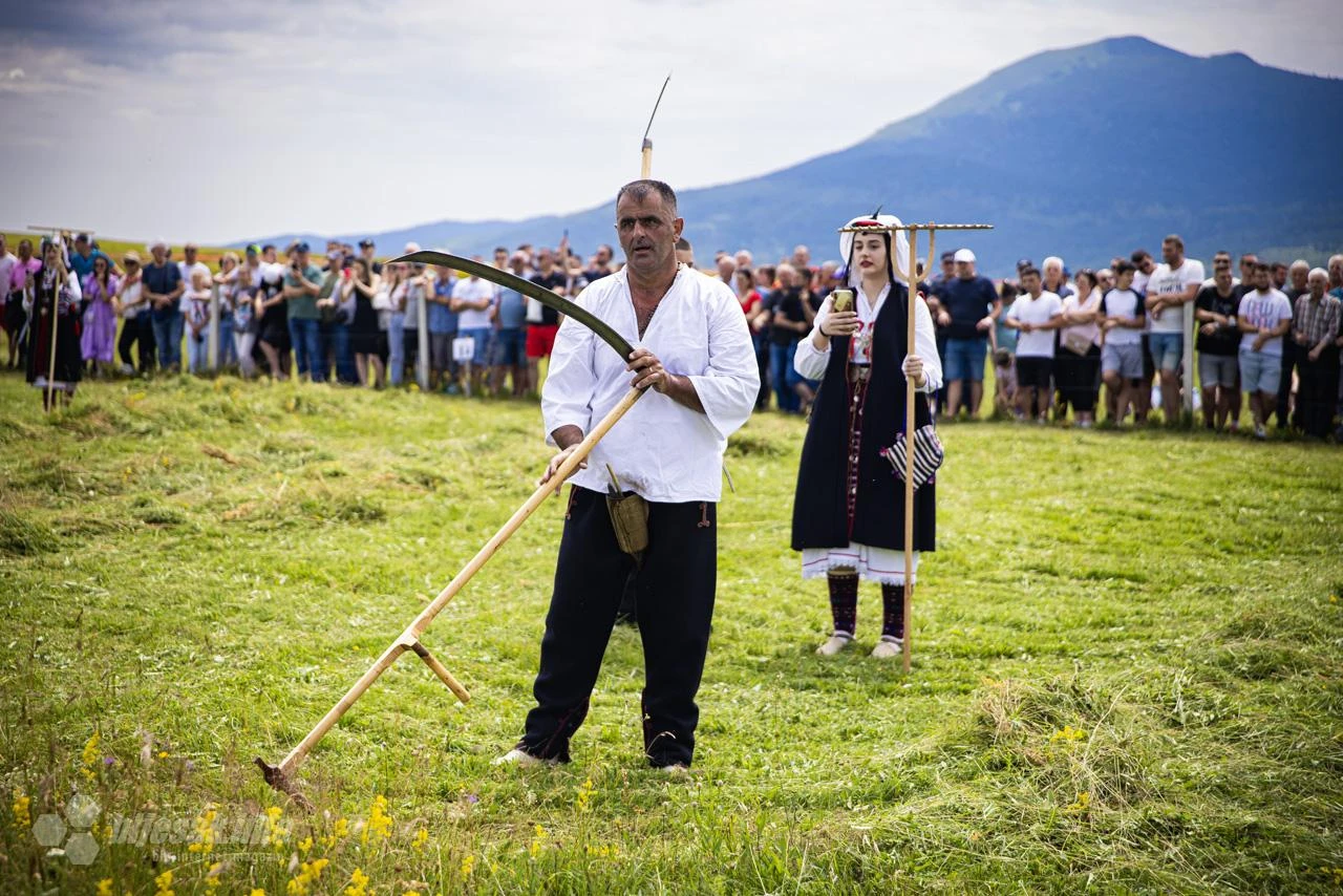 Bili smo na tradicionalnoj kupreškoj kosidbi: Vinko Čičak okitio se titulom kosbaše 