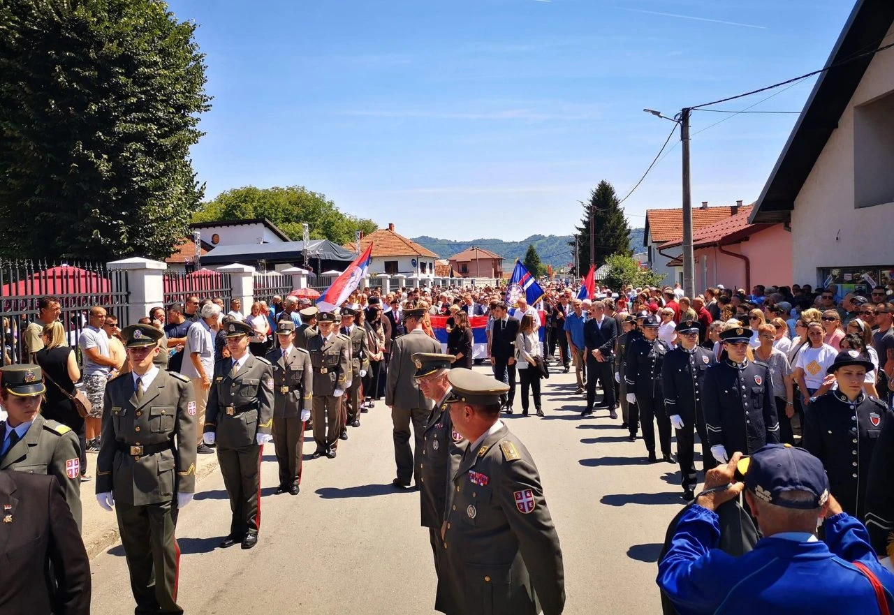 Vojnici Vojske Srbije defilirali kroz Prijedor, ali i Bratunac