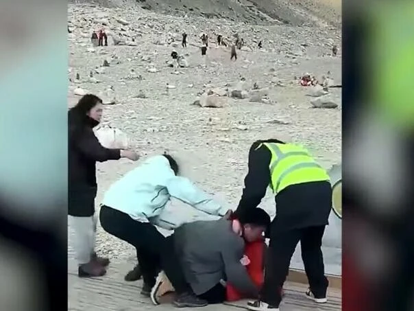 VIDEO - Tučnjava na vrhu svijeta zbog selfija