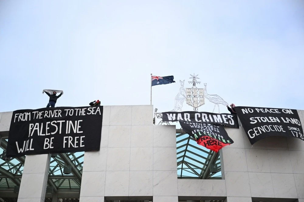 Propalestinski prosvjednici popeli se na krov australskog parlamenta