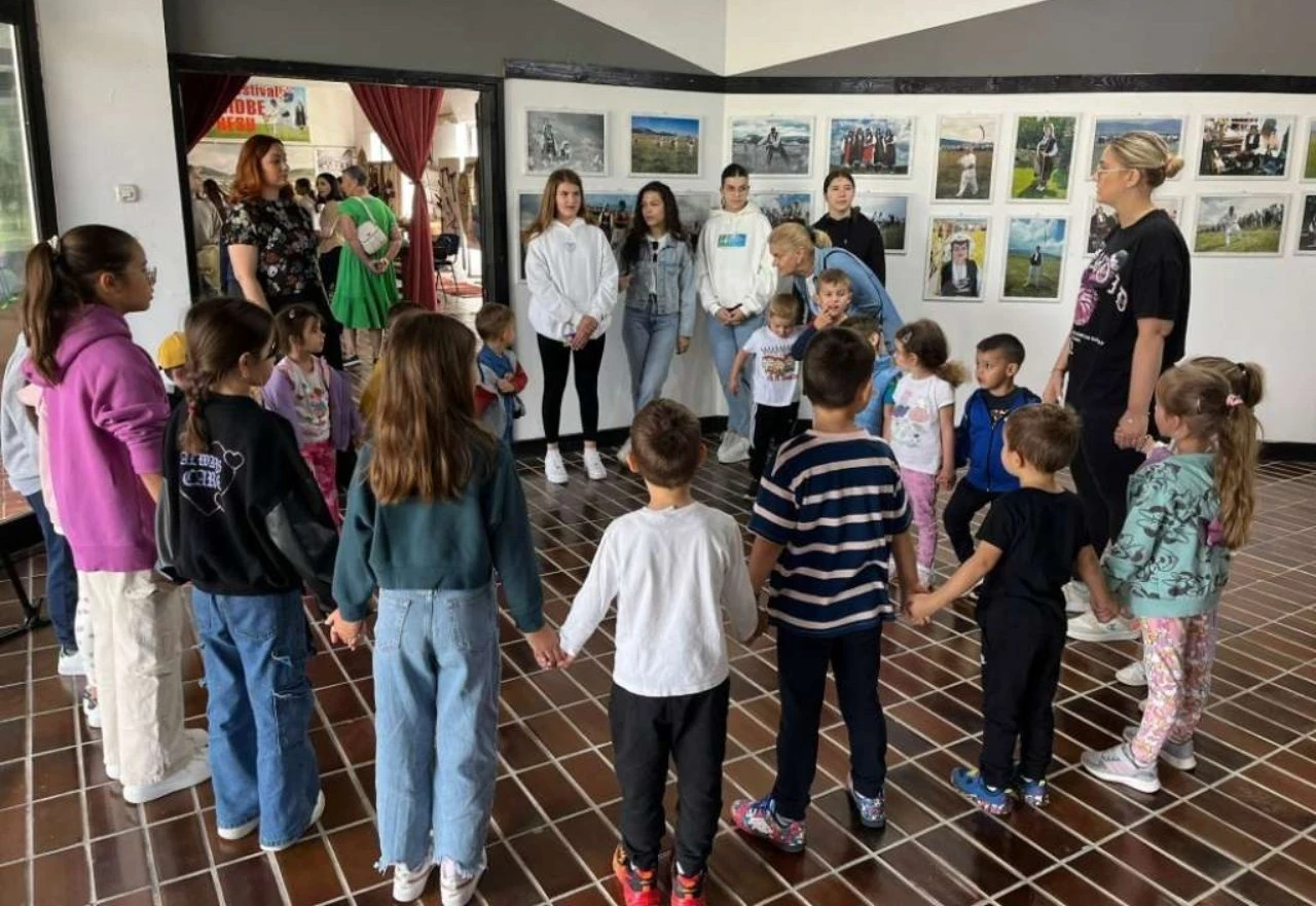Mališani uživali u tradicionalnim igrama i plesovima