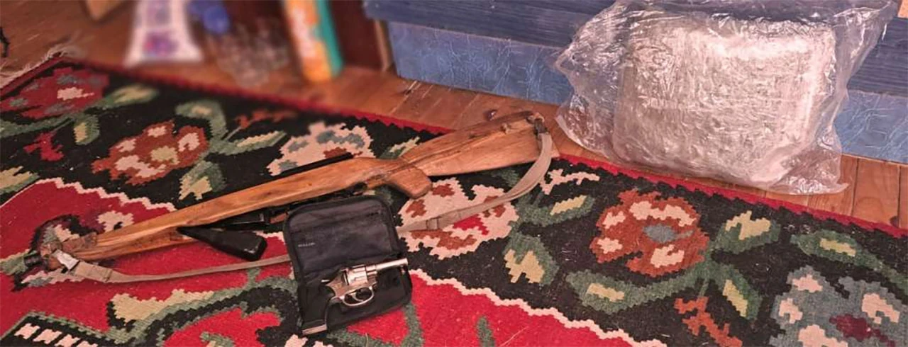 U pretresu kuće pronađeno vatreno oružje i preko kilogram droge