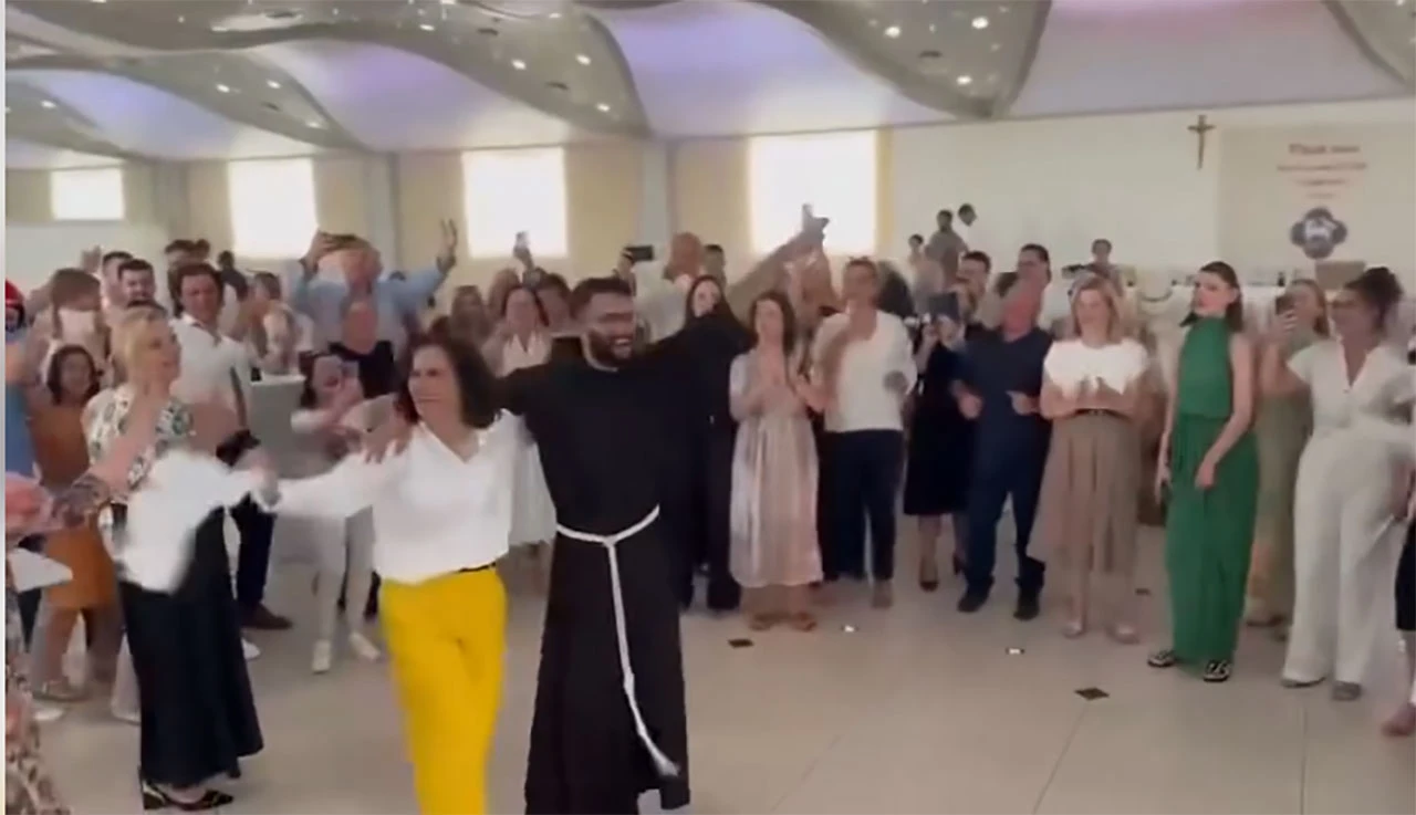VIDEO Slavlje u Mostaru: Video roditelja kako slave ređenje sina hit je na mrežama