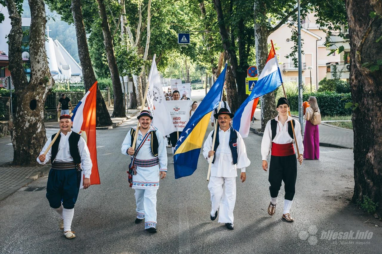 FOTO Smotra izvornog folklora Hrvata u BiH: U Mostaru prikazana raskoš nošnji, plesova, glazbe i običaja