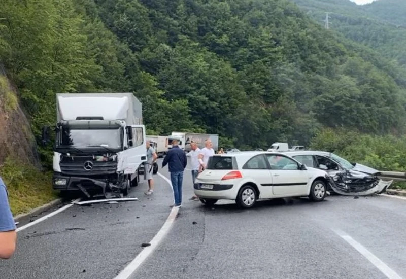 Prometna nesreća na Bradini: Promet usporen