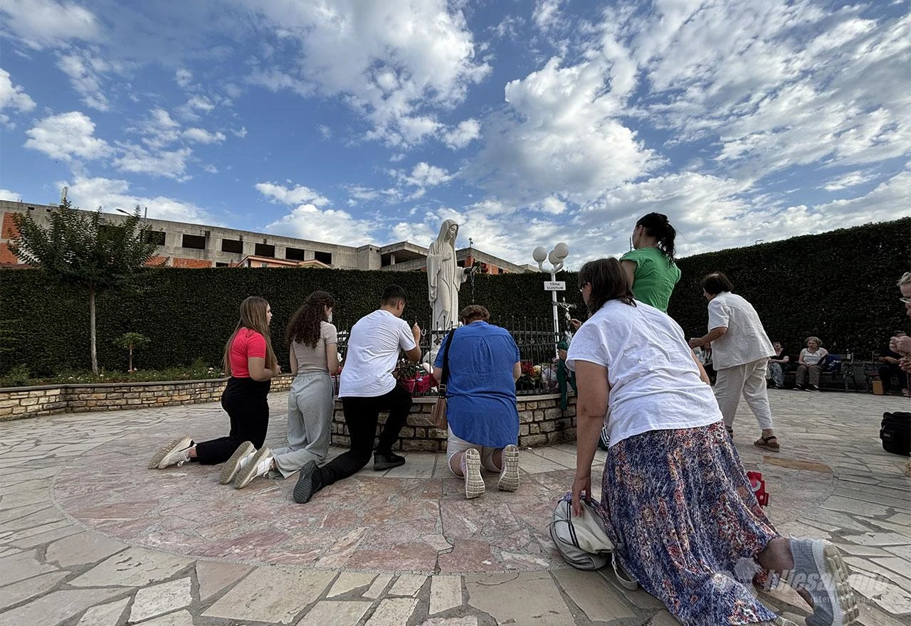 FOTO | 43. godišnjica Gospinih ukazanja: Posjetili smo Međugorje 