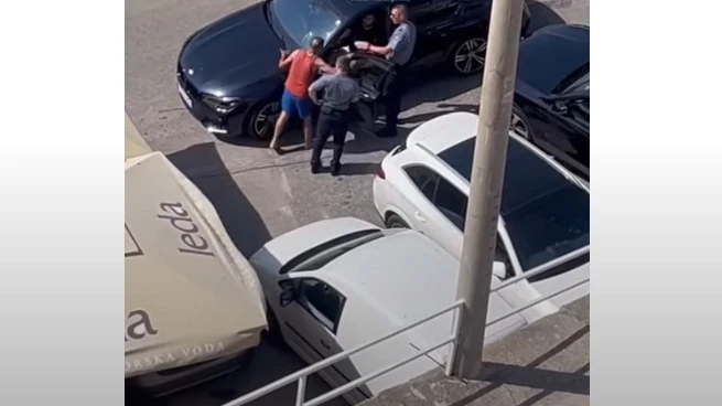 VIDEO | Razbijanje automobila zbog parkinga u Neumu