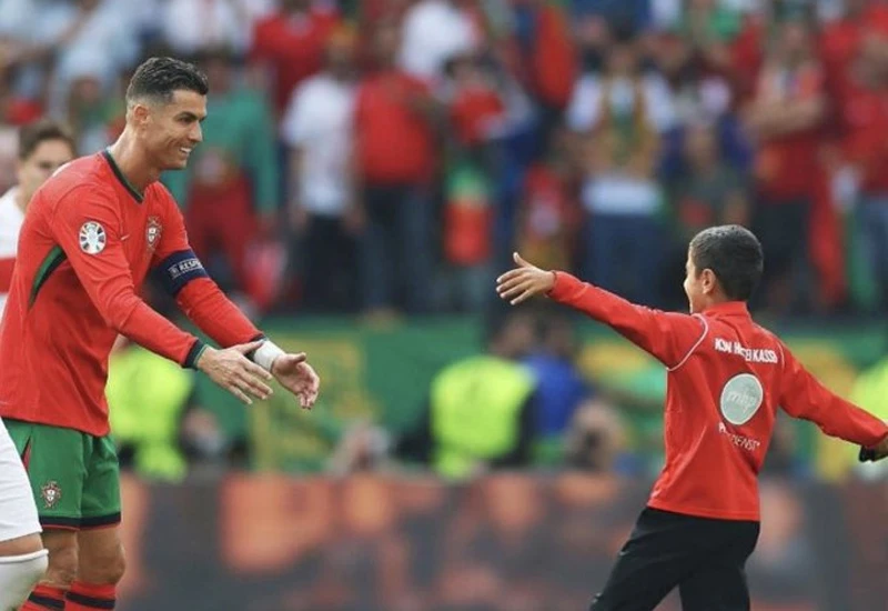 Mladi obožavaju Ronalda, nema prepreke koja će ih spriječiti da ga dotaknu