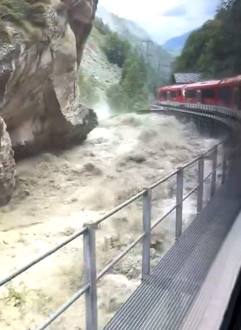 Nestvarni prizori: Klizišta i poplave pokrenuli vodenu bujicu koja je nosila sve pred sobom