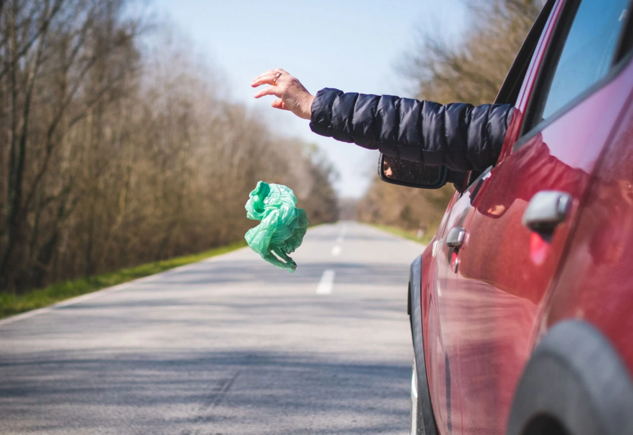 Trebinje: Nepoznata osoba iz automobila bacila 1,3 kg droge