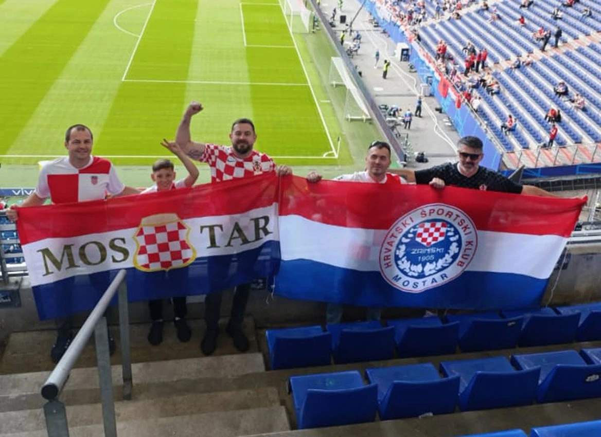 Mostarci u Hamburgu razvili zastave na utakmici Hrvatska - Albanija