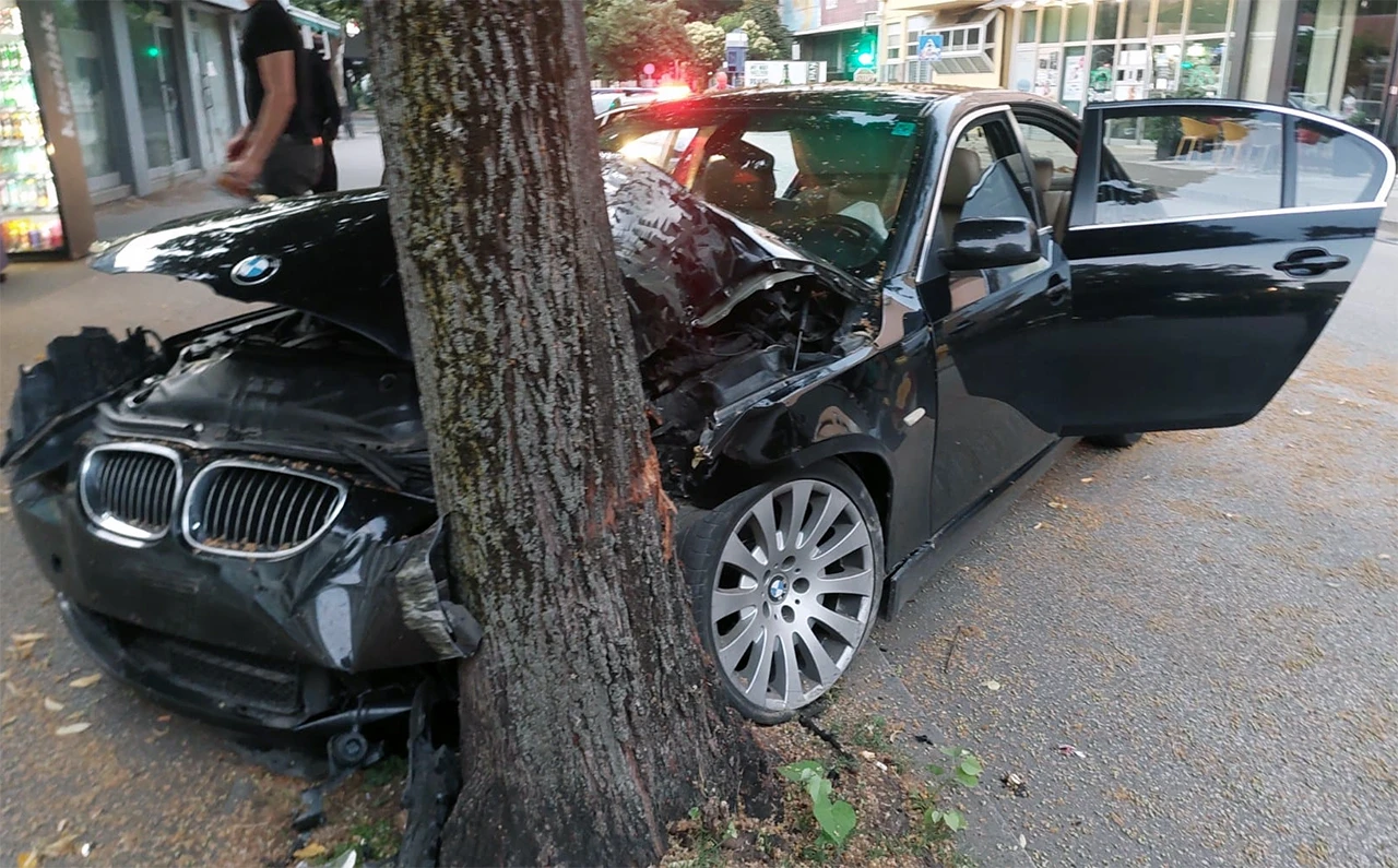 Mostar: U zabijanju BMW-a u stablo ozlijeđena tri mladića iz Livna