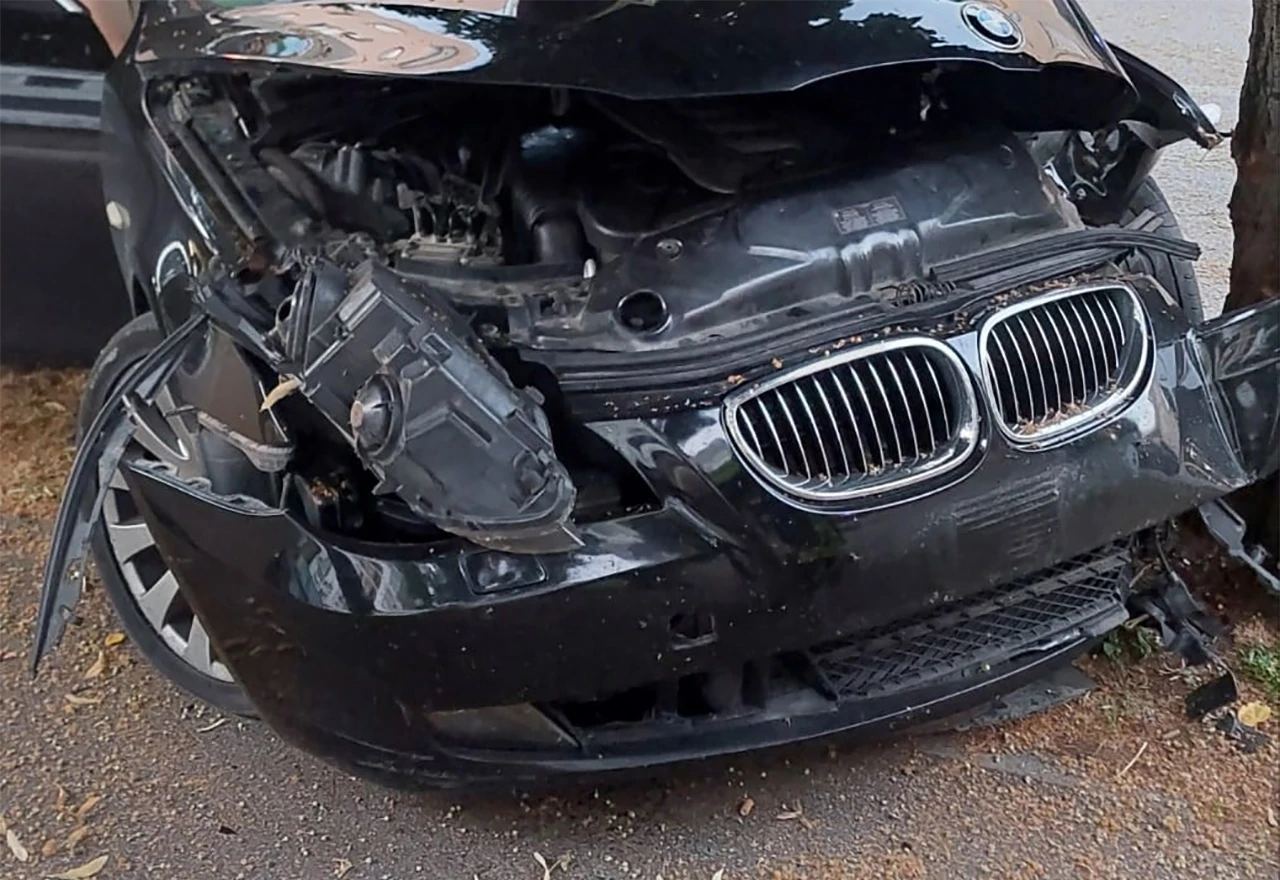 Mostar: BMW završio u stablu