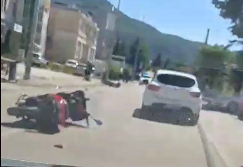 VIDEO | Mostar: Sudarila se 2 motocikla - jedna osoba teže ozlijeđena