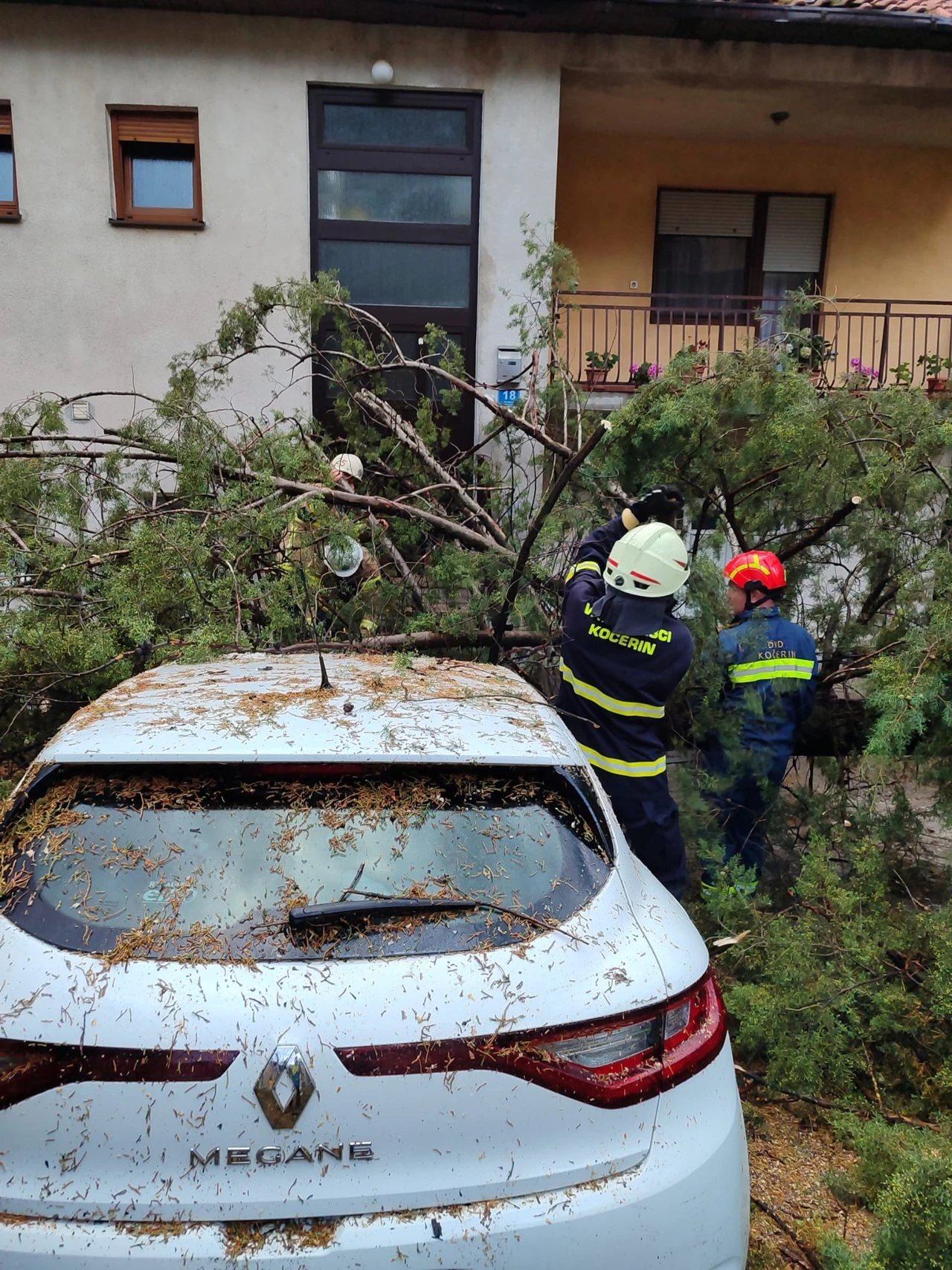Saniraju se posljedice nevremena u Širokom Brijegu: Oštećena 3 automobila 