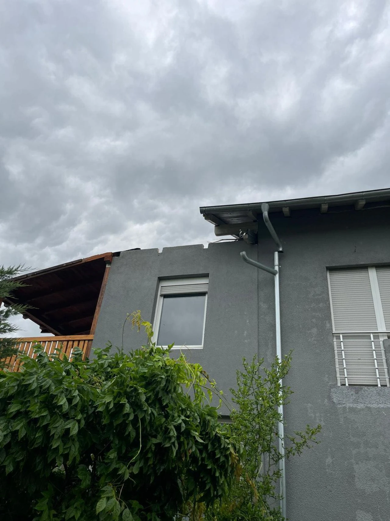 Nevrijeme poharalo bh. općinu: Vjetar čupao krovove, oborena stabla...